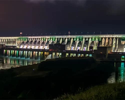 Itaipu Iluminada barragem binacional iluminação cênica noturna em Foz do Iguaçu