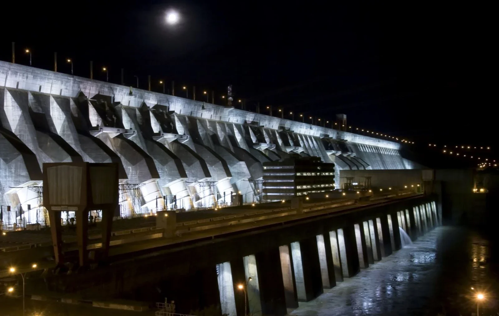 Itaipu Iluminada à noite — vista 3