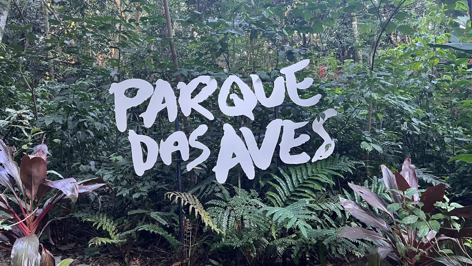 Fachada e letreiro de entrada do Parque das Aves em Foz do Iguaçu