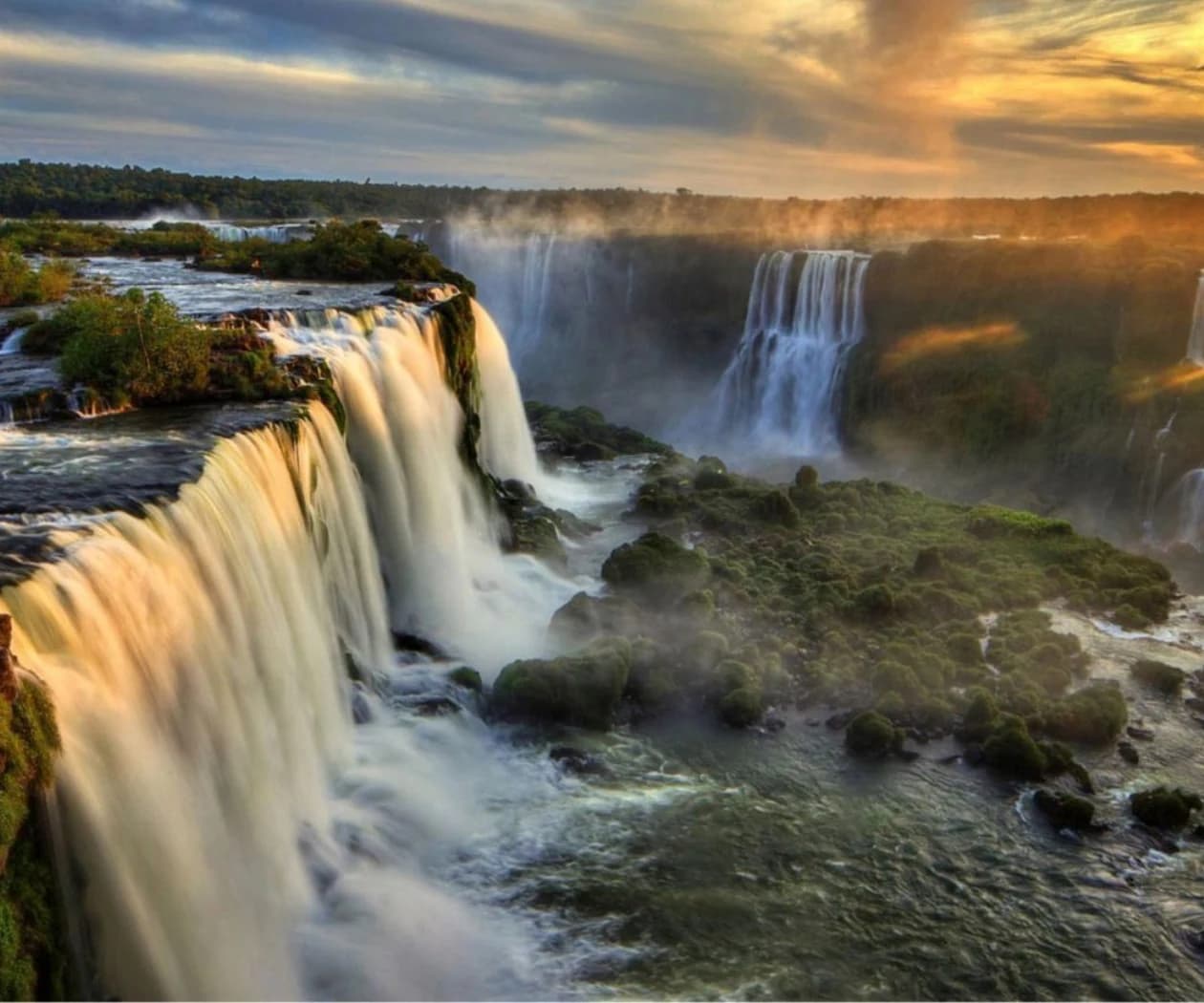 Entardecer nas Cataratas em maio — luz dourada e clima fresco em Foz