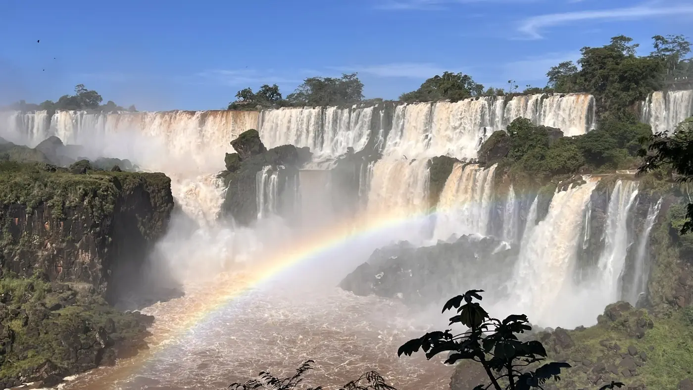 Vista panorâmica do Salto Bossetti no Circuito Inferior das Cataratas Argentinas — passeio para o Parque Nacional del Iguazú no lado argentino