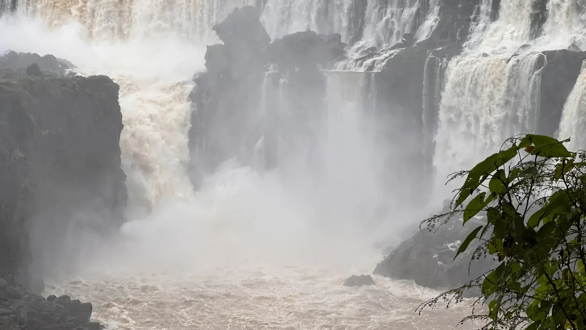 Cataratas Argentinas em outubro — primavera plena com tempo estável