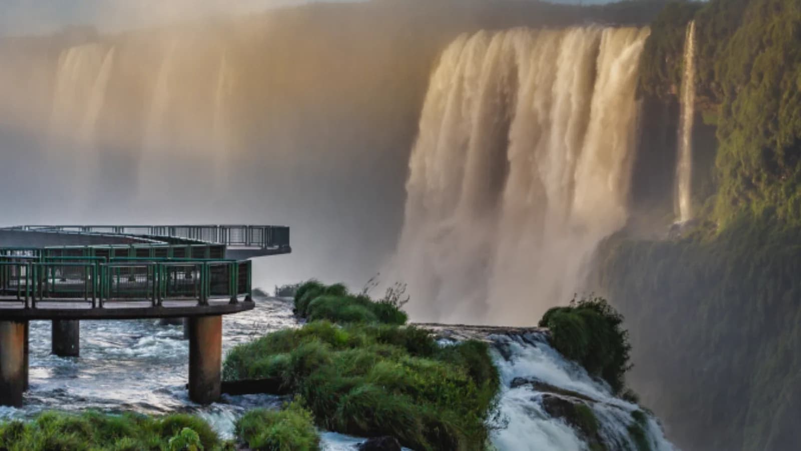 Amanhecer nas Cataratas do Iguaçu - luz dourada