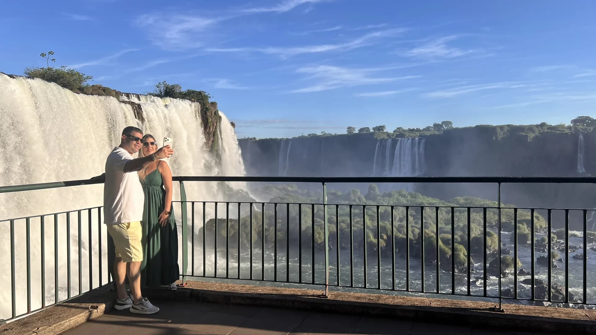Cataratas ao entardecer - silhueta dos saltos