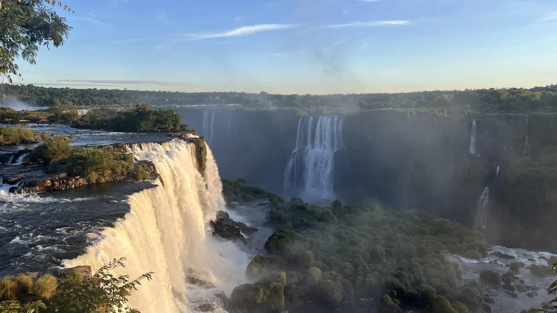 Cataratas brasileiras ao pôr do sol - parque vazio
