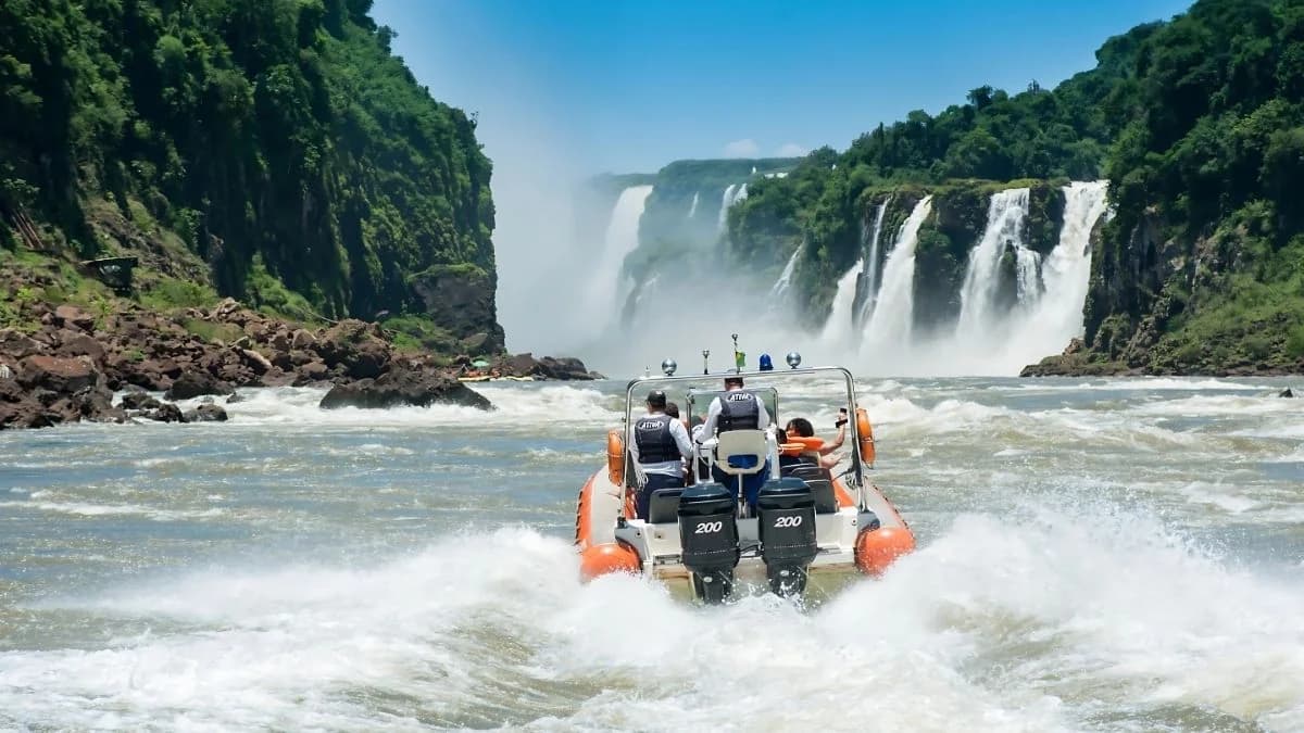 Macuco Safari - bote bimotor no Rio Iguaçu