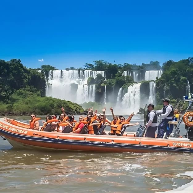 Banho de cachoeira no Macuco Safari