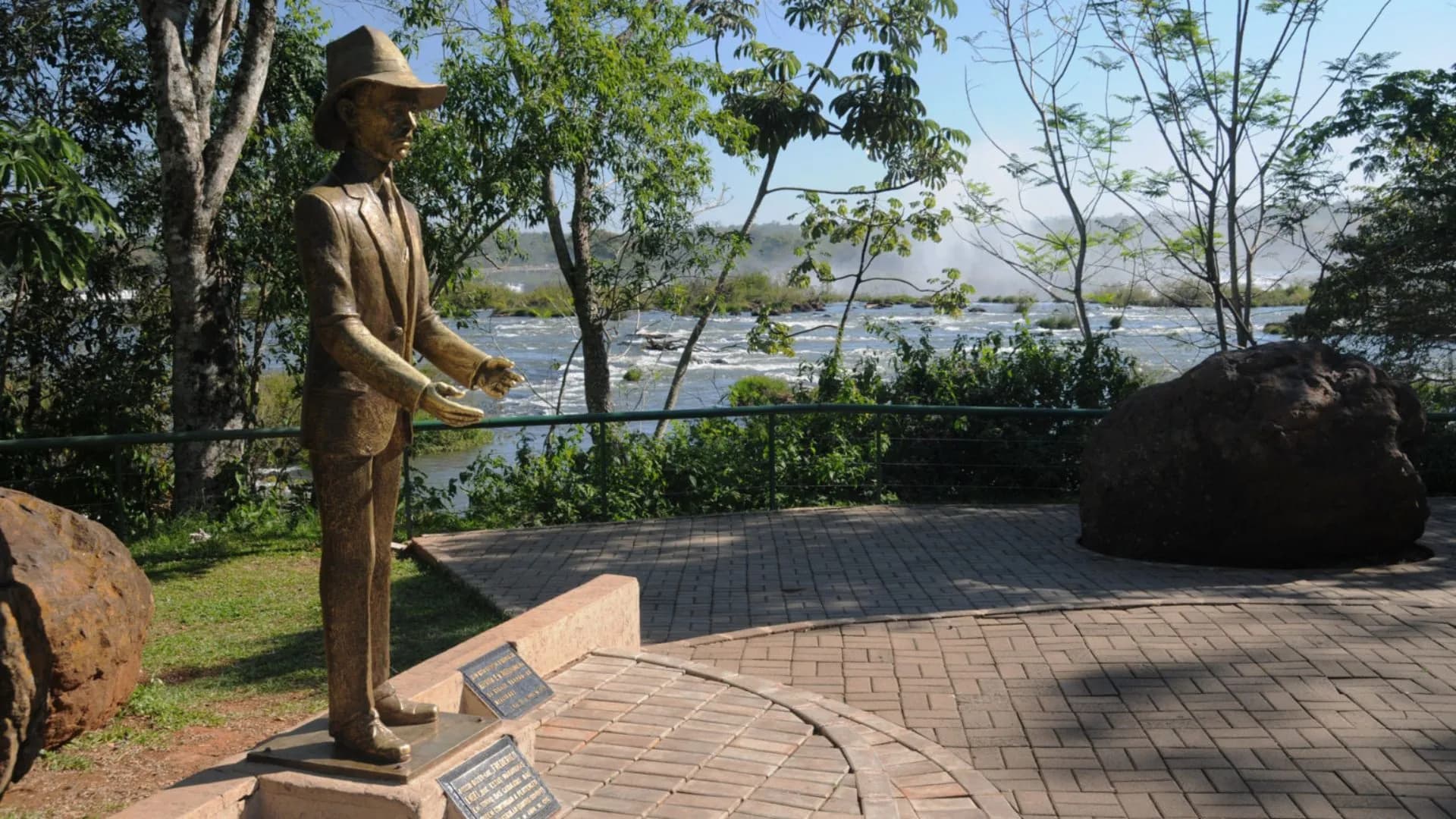 Santos Dumont em visita às Cataratas do Iguaçu em 1916, considerado padrinho do Parque Nacional