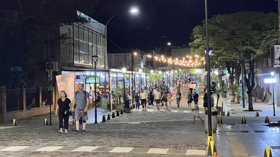 Avenida iluminada da Feirinha de Puerto Iguazú à noite — Argentina