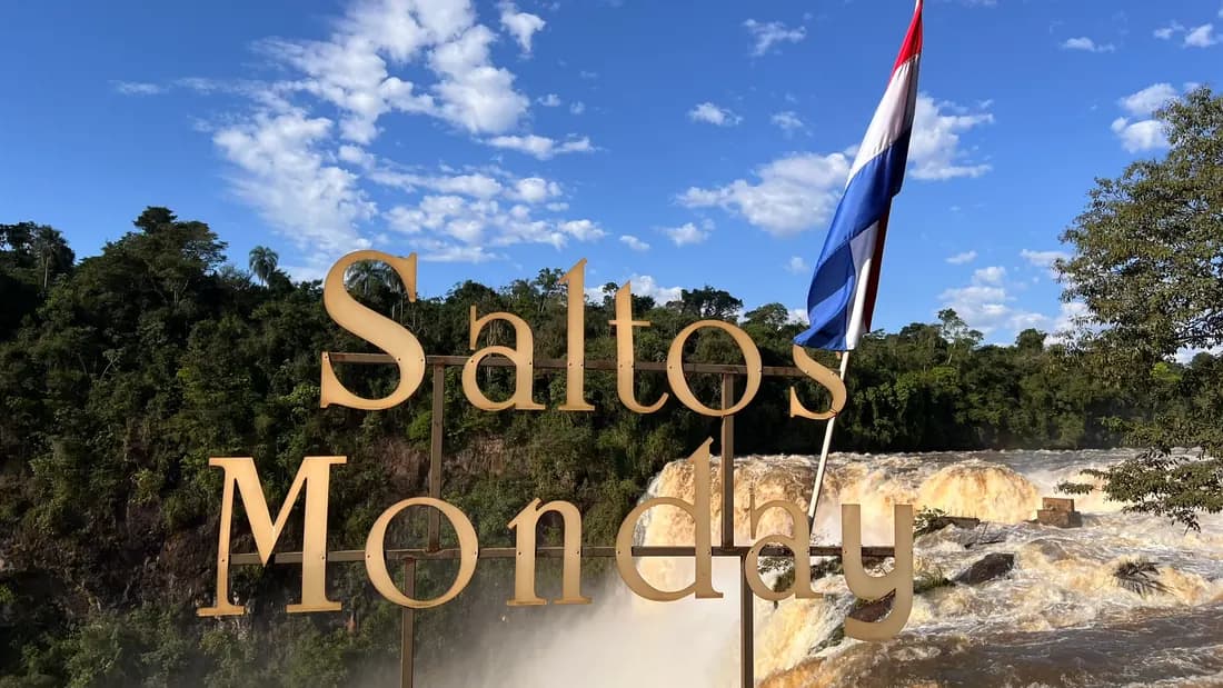Saltos del Monday — letreiro com bandeira do Paraguai · City Tour em Ciudad del Este