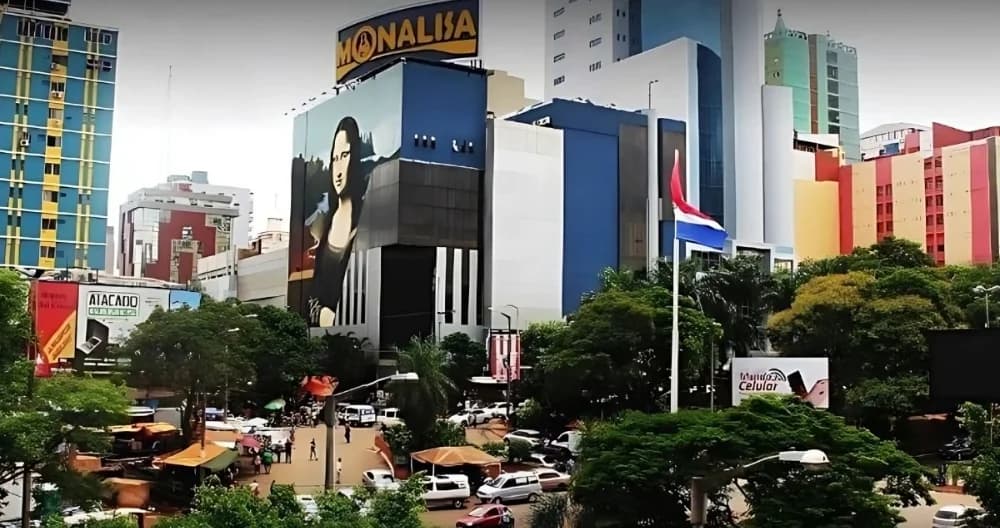 Shopping Monalisa em Ciudad del Este com bandeira do Paraguai hasteada — destino do passeio de compras saindo de Foz do Iguaçu