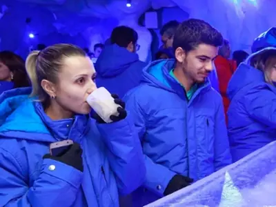 Ice Bar Dreams Dreamland Foz do Iguaçu — ambiente congelado com esculturas de gelo e iluminação azulada