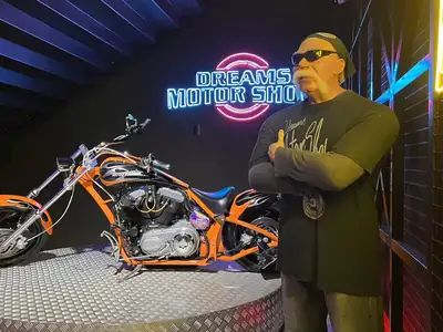 Dreams Motor Show Dreamland Foz do Iguaçu — motos clássicas e Harley-Davidson em ambiente temático de rock