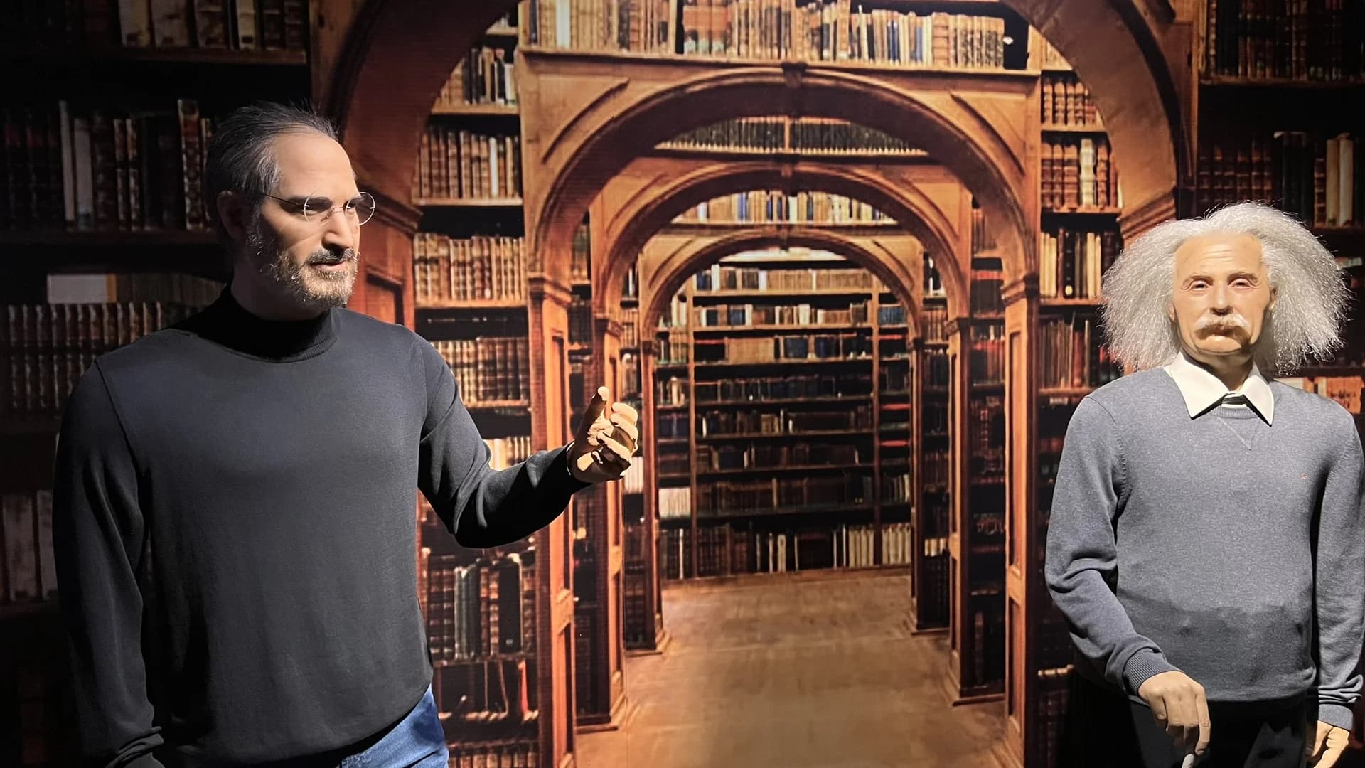 Museu de Cera Dreamland Foz do Iguaçu — estátuas de cera de Steve Jobs e Einstein em ambientação de biblioteca