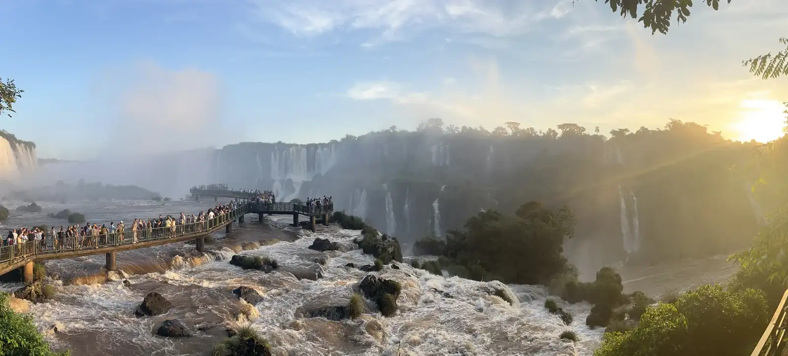 Cataratas do Iguaçu lado brasileiro — vista aérea do Salto Floriano com arco-íris