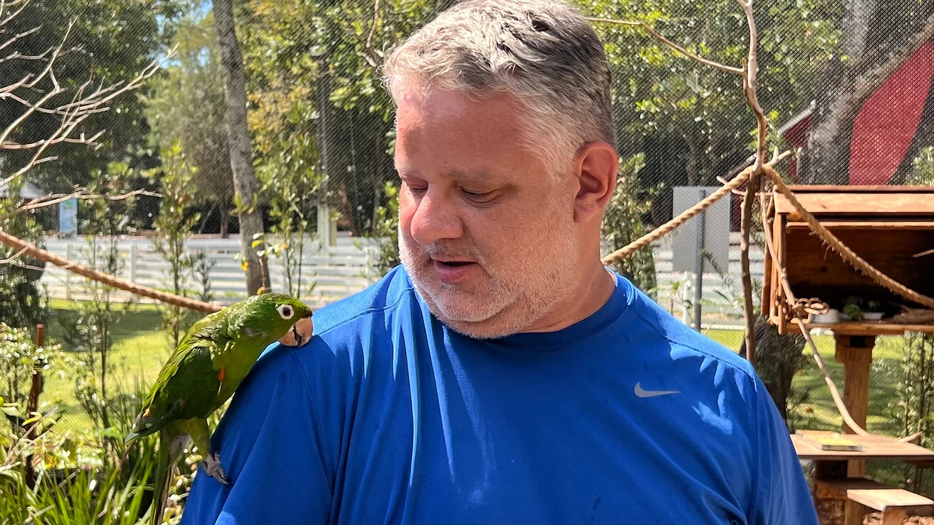 Cliente com papagaio no ombro no Eco Park em Foz do Iguaçu