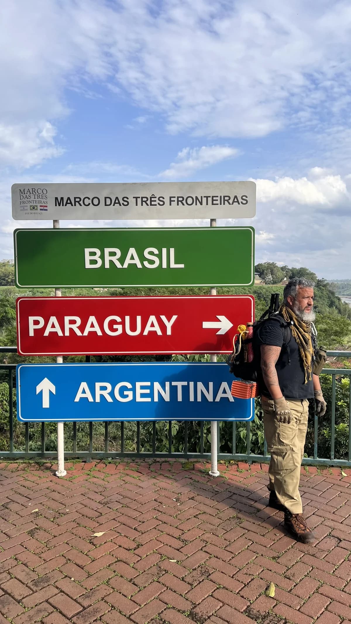 Wanderlei, guia Cadastur, ao lado das placas das três fronteiras no Marco em Foz do Iguaçu