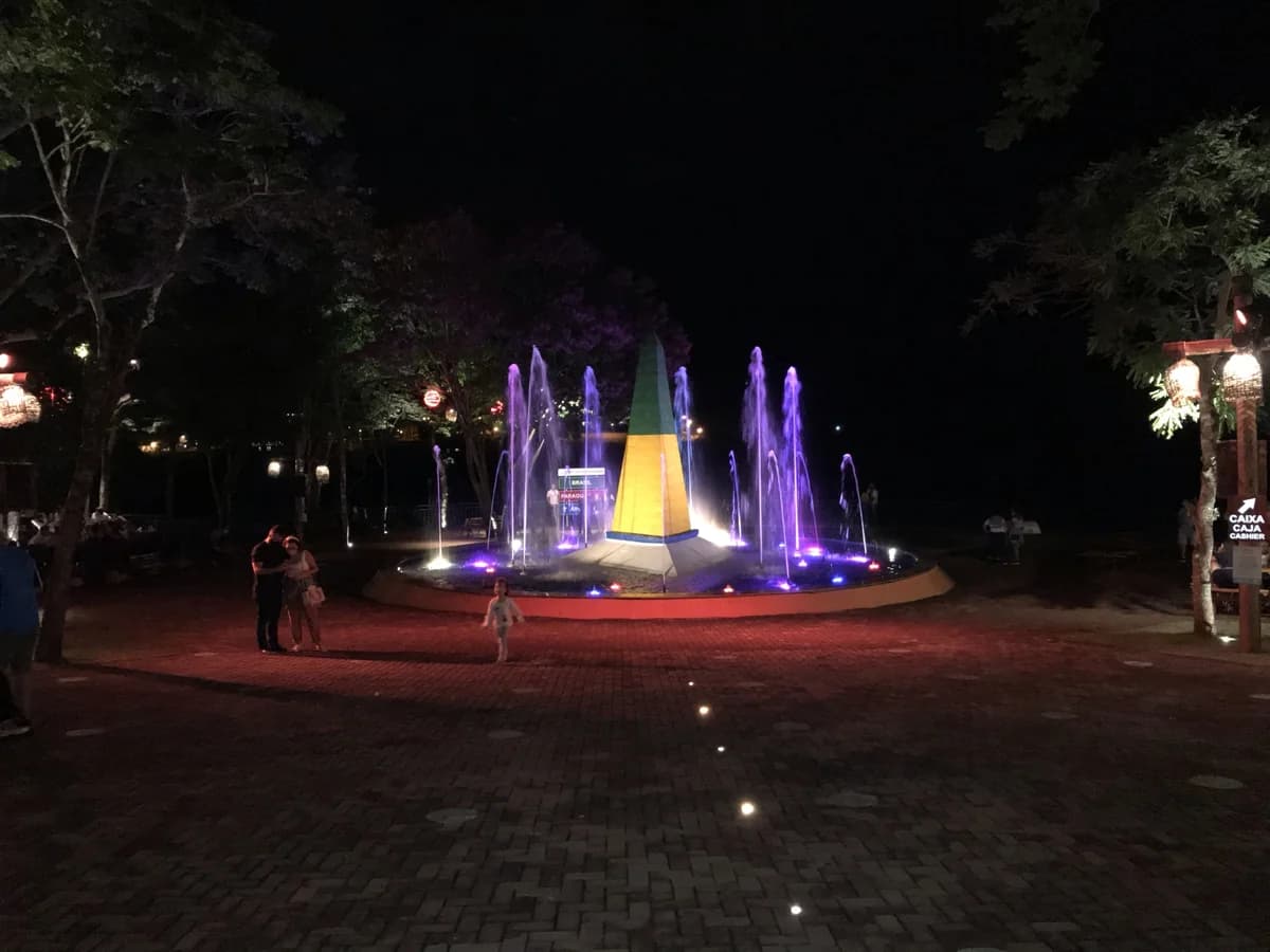 Obelisco do Marco das Três Fronteiras iluminado à noite durante o show cultural