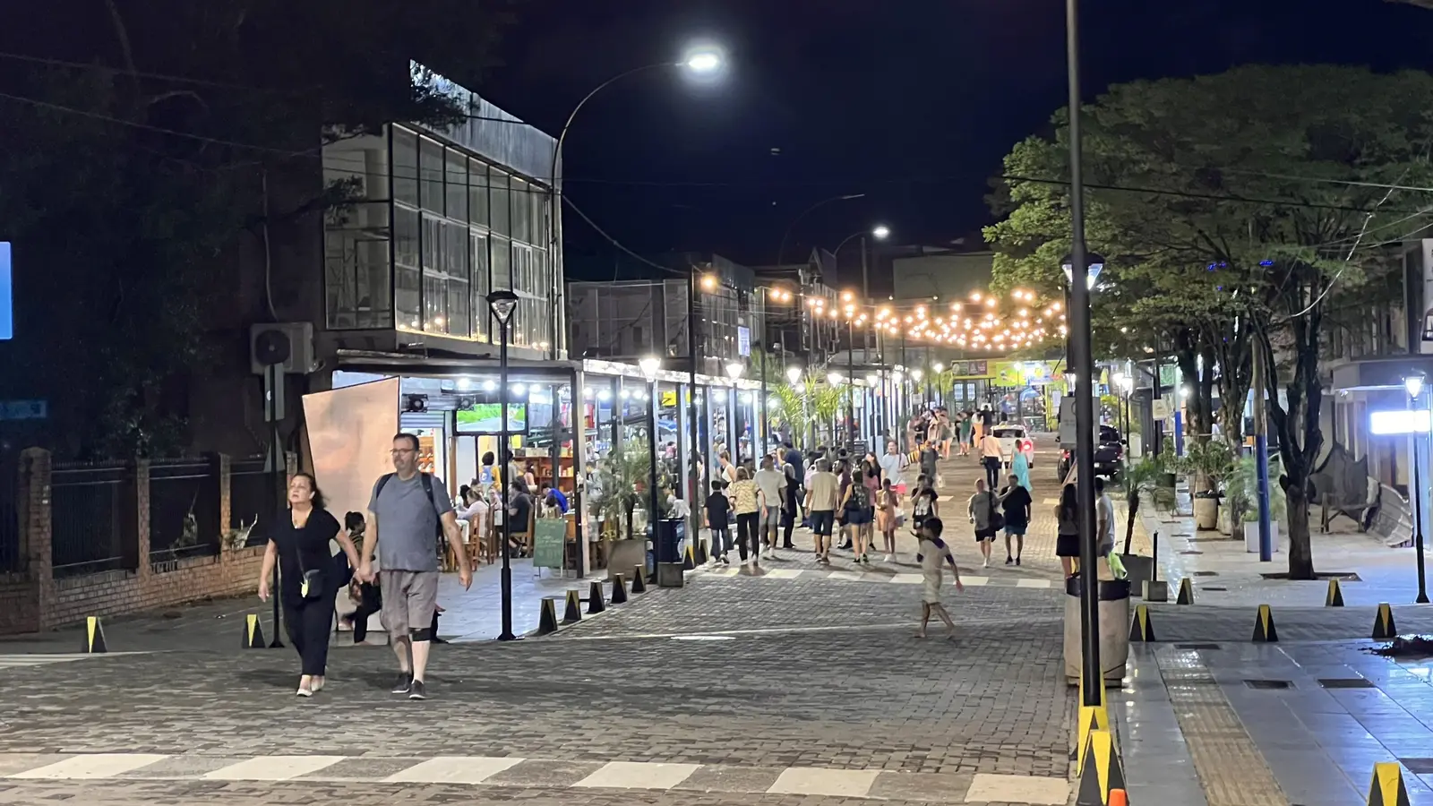 Feirinha artesanal de Puerto Iguazú à noite · compras By Night Argentina