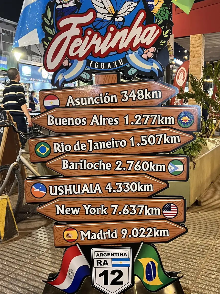 Feirinha Puerto Iguazú vertical · clima noturno argentino