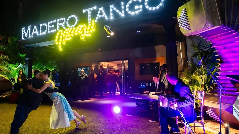 Casal de dançarinos de tango no Madero Tango Iguazú