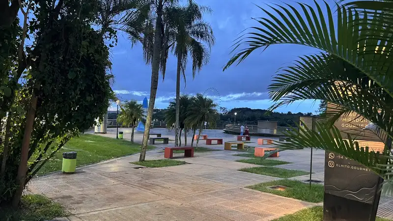 Hito das Três Fronteiras em Puerto Iguazú, obelisco argentino no encontro dos rios