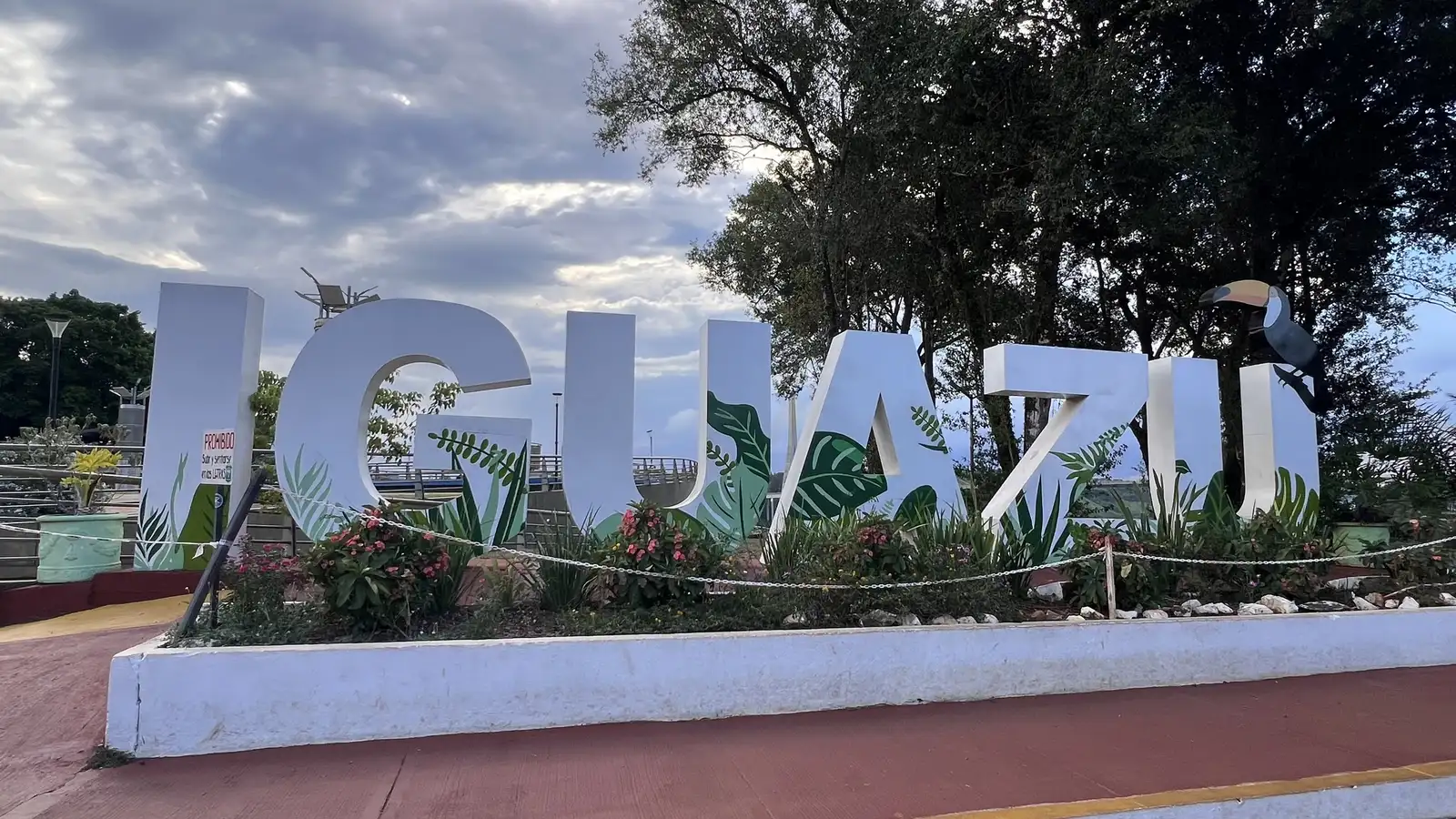 Marco das Três Fronteiras argentino em Puerto Iguazú no fim de tarde · By Night Argentina