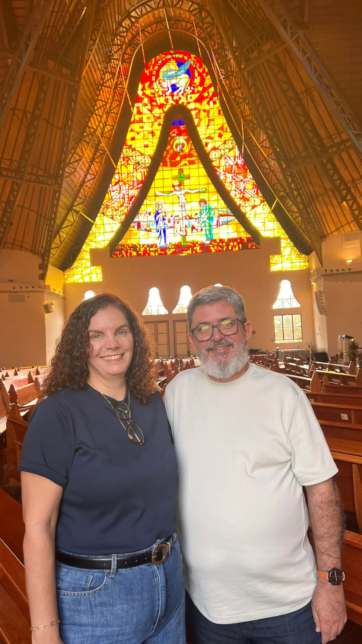 Casal de visitantes diante do vitral triangular da Catedral Nossa Senhora de Guadalupe em Foz do Iguaçu