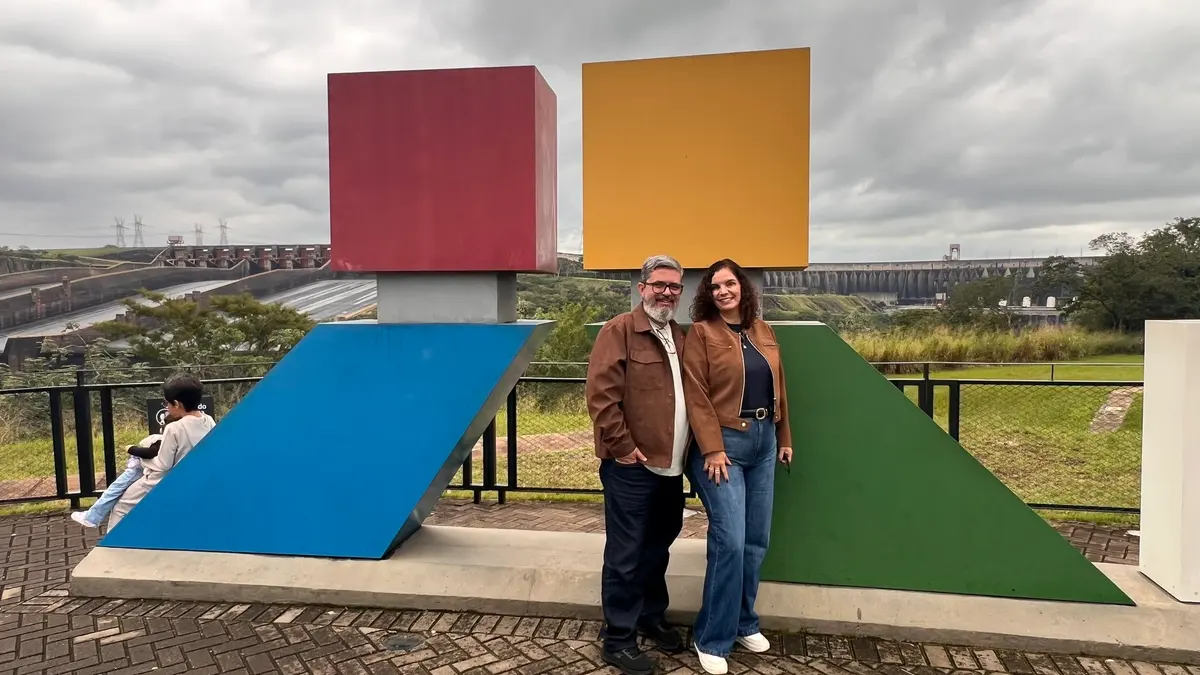 Clientes fotografados no letreiro colorido da Itaipu durante o City Tour Foz do Iguaçu