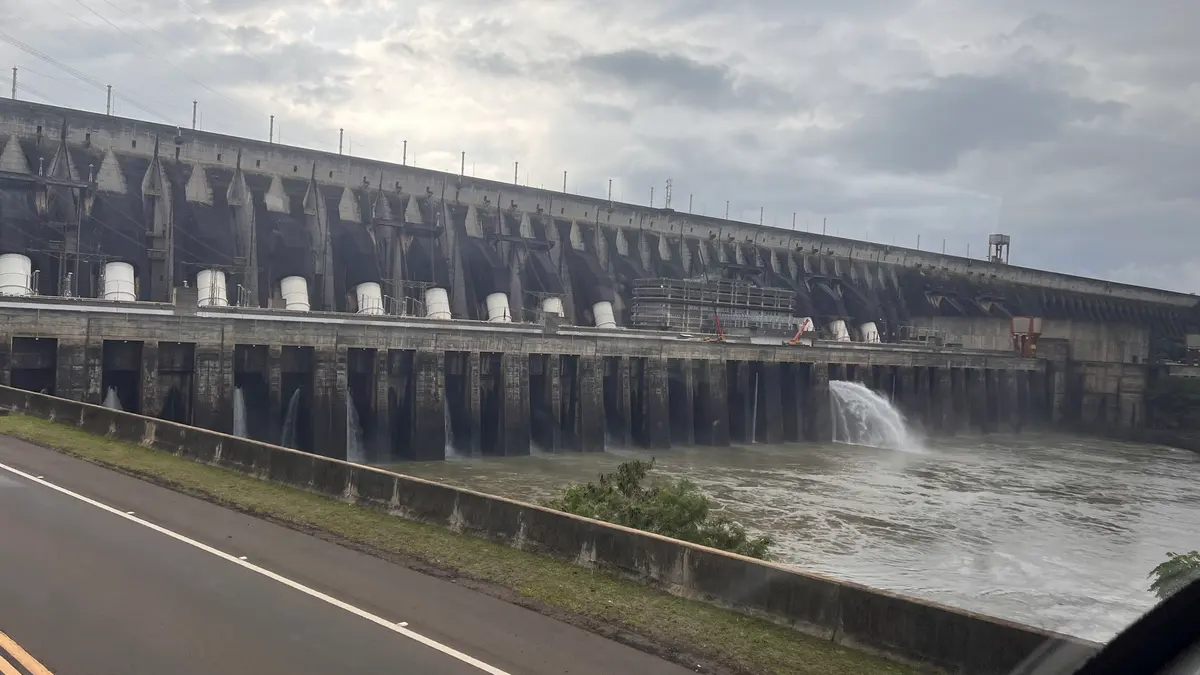 Vertedouro da usina de Itaipu visto da estrada interna durante o Circuito Panorâmico do city tour