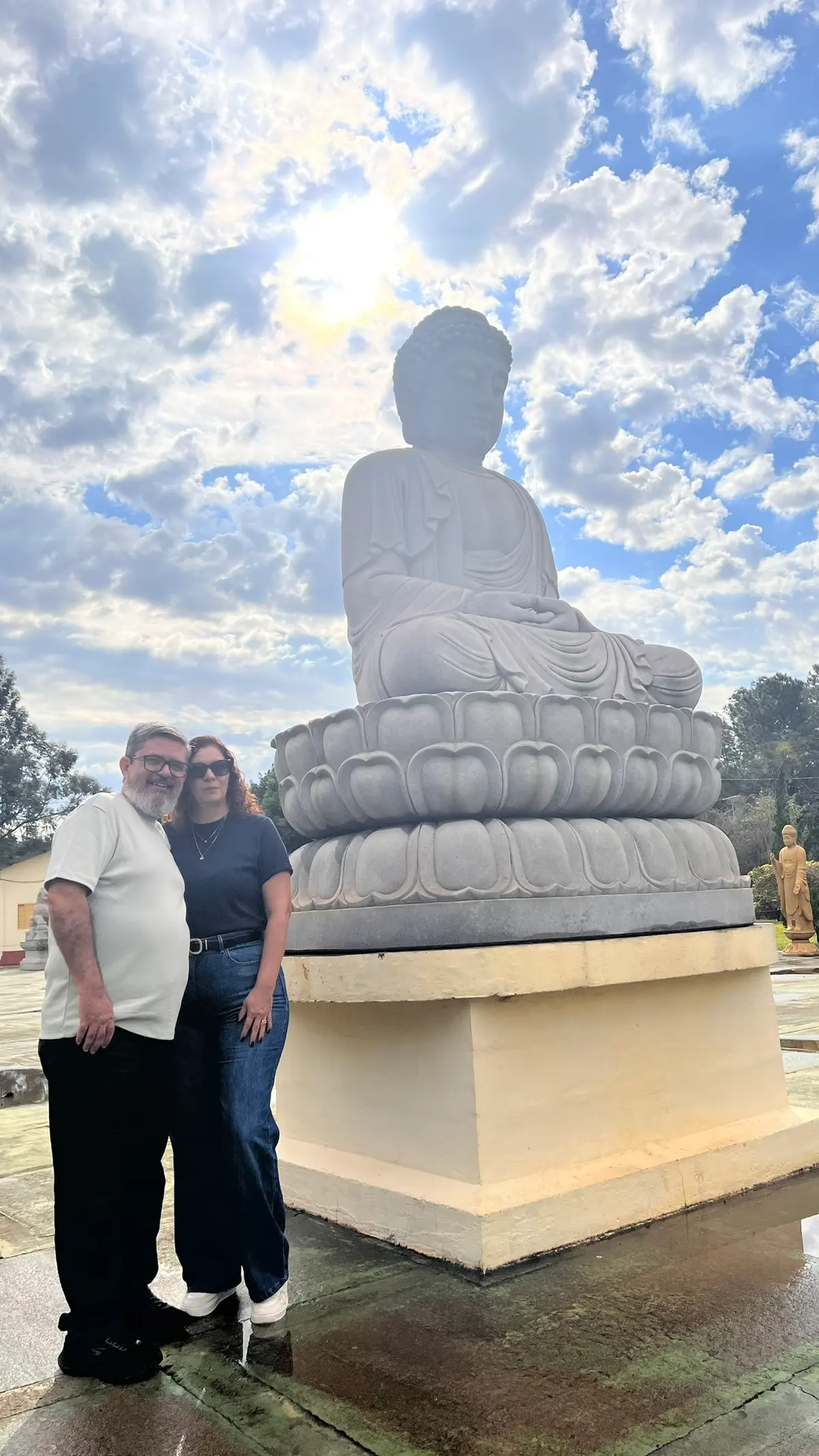 Estátua de Buda em pedra contra céu dramático no Templo Chen Tien em Foz do Iguaçu