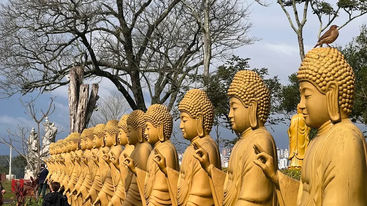 Fileira de budas dourados no Templo Chen Tien, uma das paradas do City Tour Foz do Iguaçu