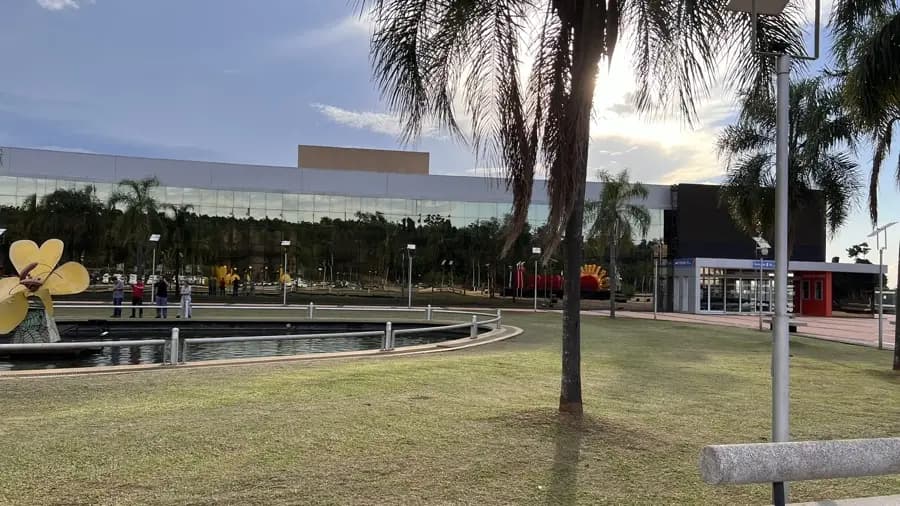 Duty Free Shop de Puerto Iguazú visto dos jardins, na estrada entre a fronteira e a cidade