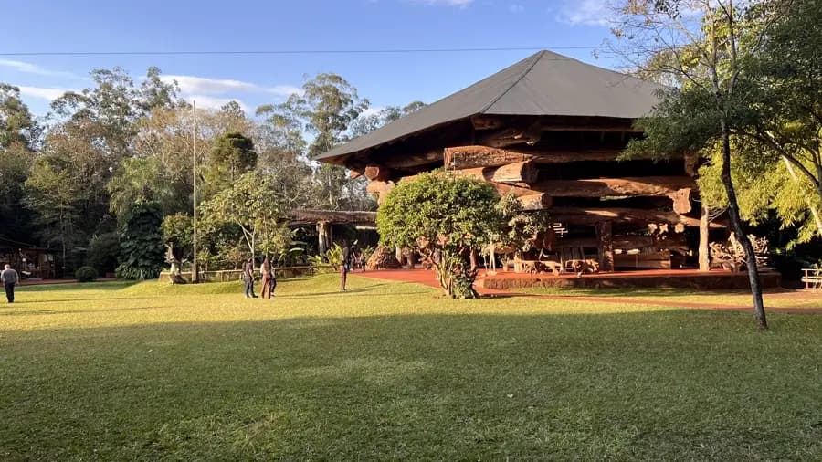 La Aripuca em Puerto Iguazú: a estrutura gigante de troncos de árvores de lei na luz do fim de tarde