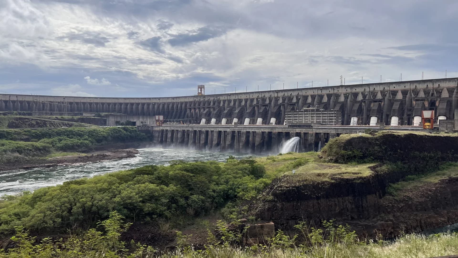 Vista da barragem da Itaipu Binacional a partir do mirante do circuito turístico