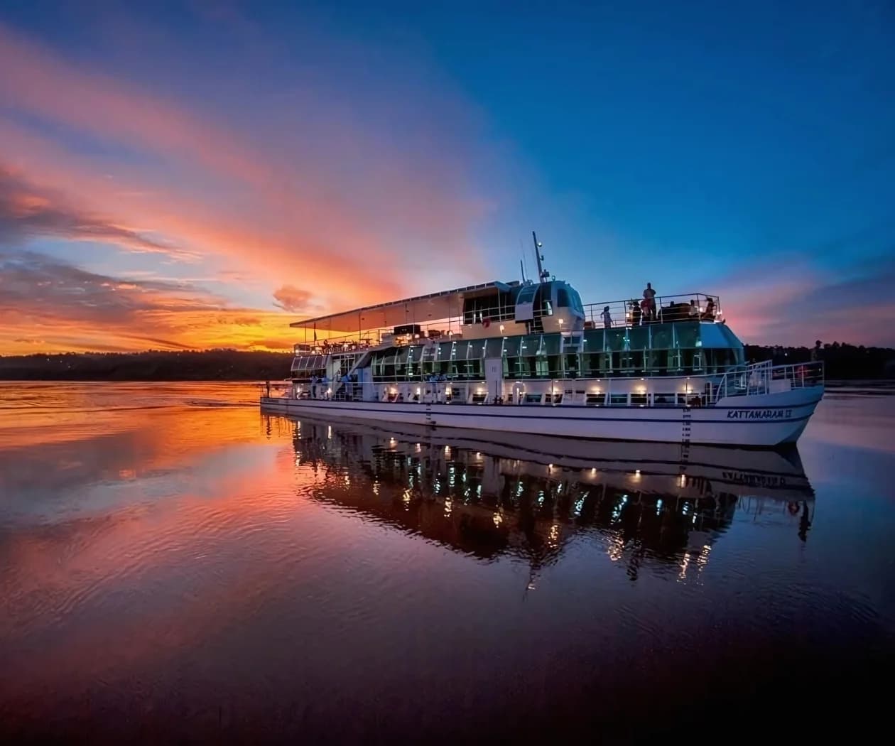 Pôr do sol dourado sobre o rio em Foz do Iguaçu