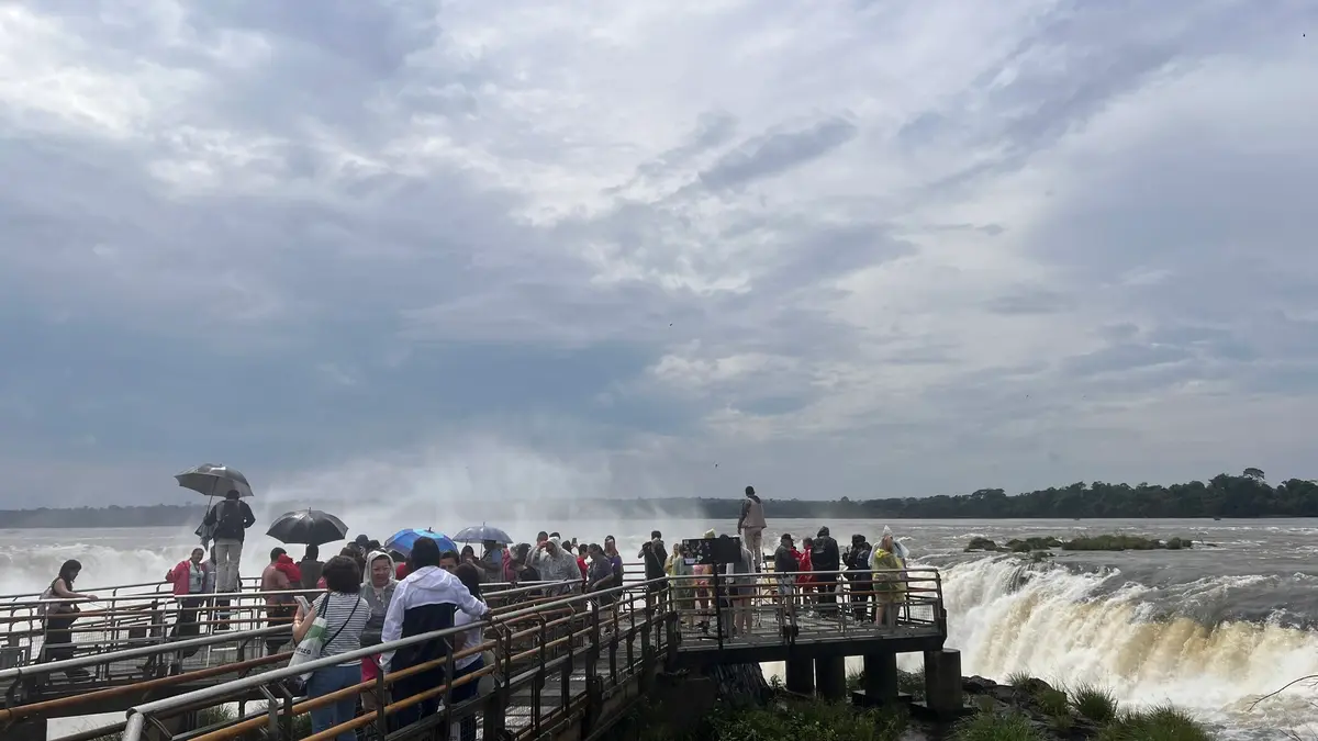 A passarela do circuito da Garganta do Diabo, no parque argentino, cheia de visitantes diante da queda — a estrutura que será desmontada
