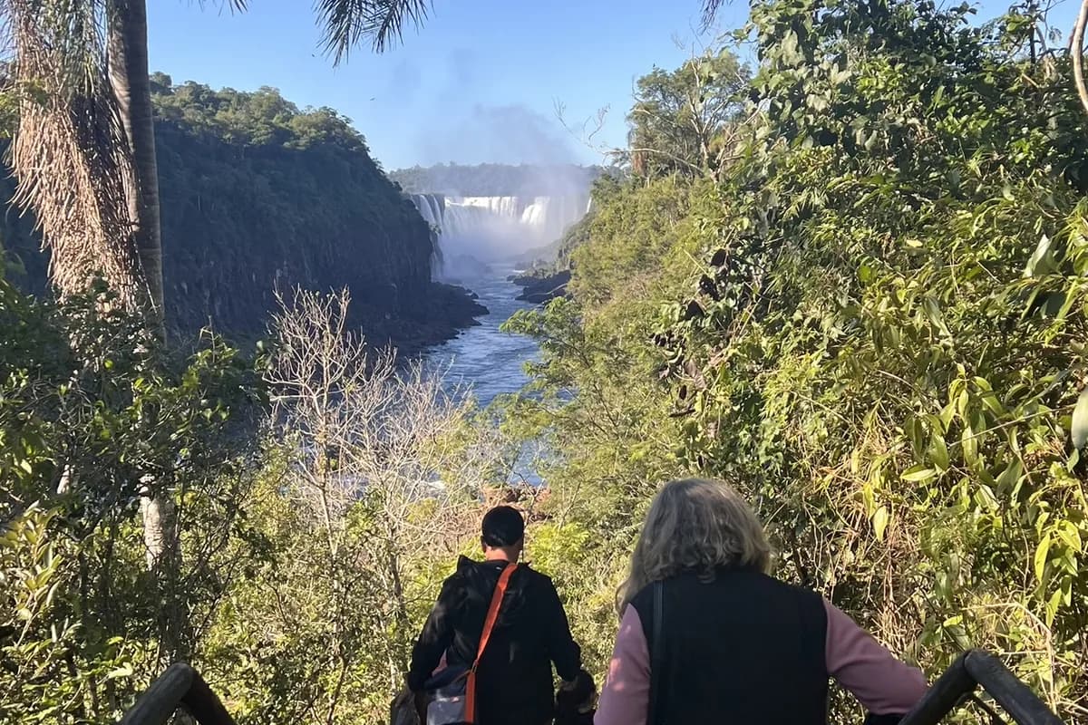 Vista panorâmica do Salto Bossetti no Circuito Inferior das Cataratas Argentinas — passeio para o Parque Nacional del Iguazú no lado argentino