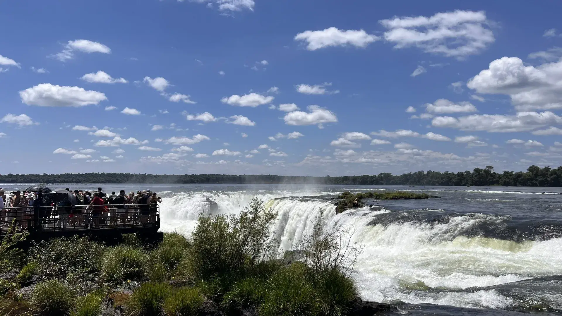 Passarela da Garganta do Diabo nas Cataratas Argentinas, vista de cima