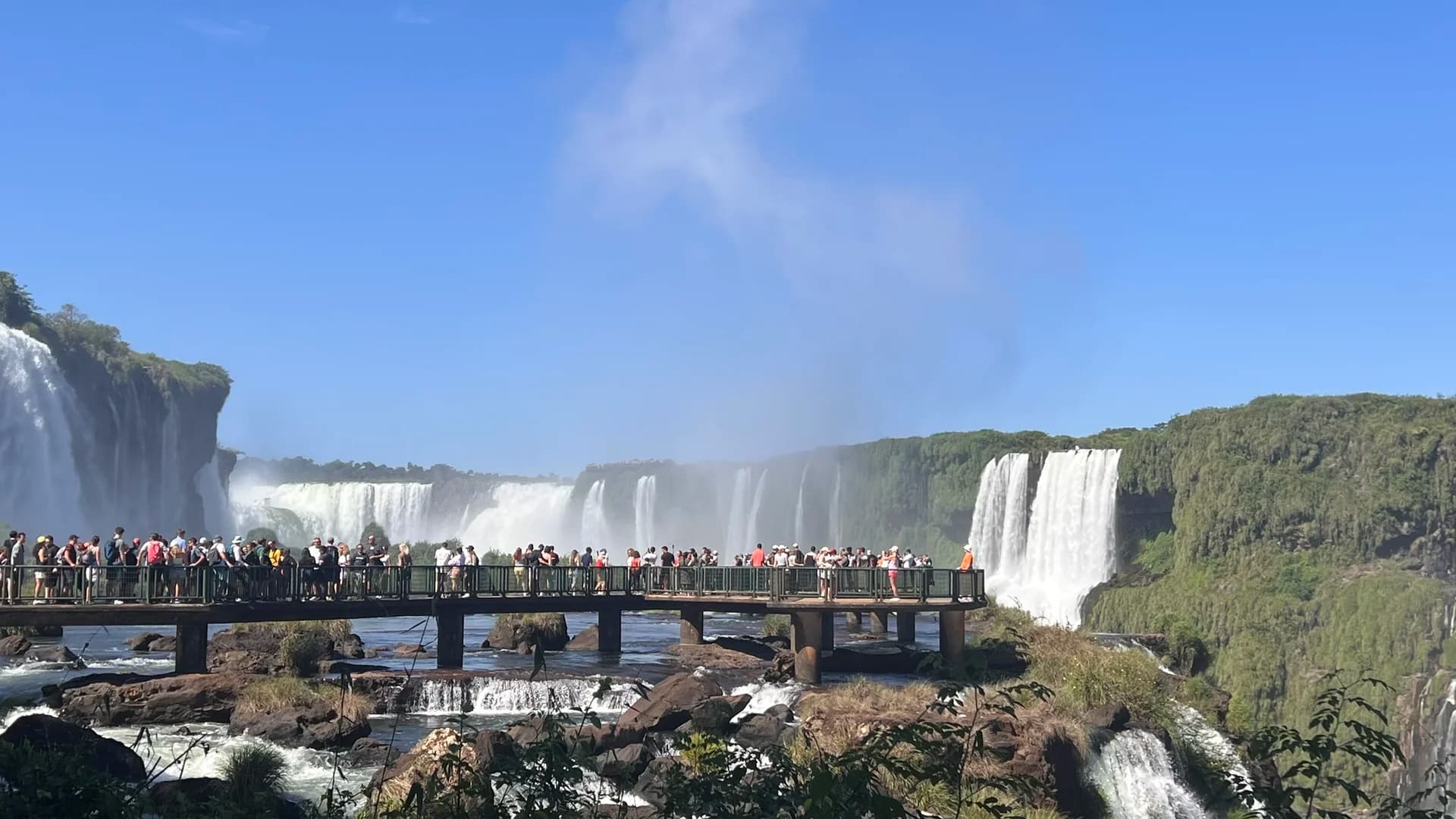 Visitantes en la pasarela frente a las caidas en el Parque Nacional do Iguacu, lado brasileno