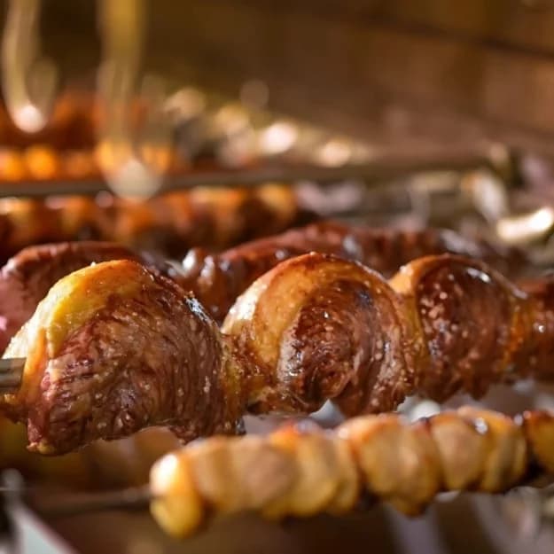 Carnes asadas en espadas en el buffet del Rafain, en Foz de Iguazú, antes del espectáculo de la noche
