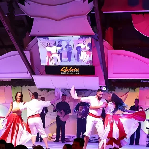 Casal de bailarinos dançando durante o Iporã Lenda Show no Rafain Churrascaria Show em Foz do Iguaçu
