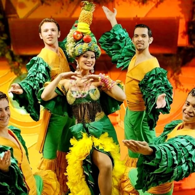 Bailarinos com figurino de carnaval brasileiro em verde e amarelo no encerramento do Iporã Lenda Show