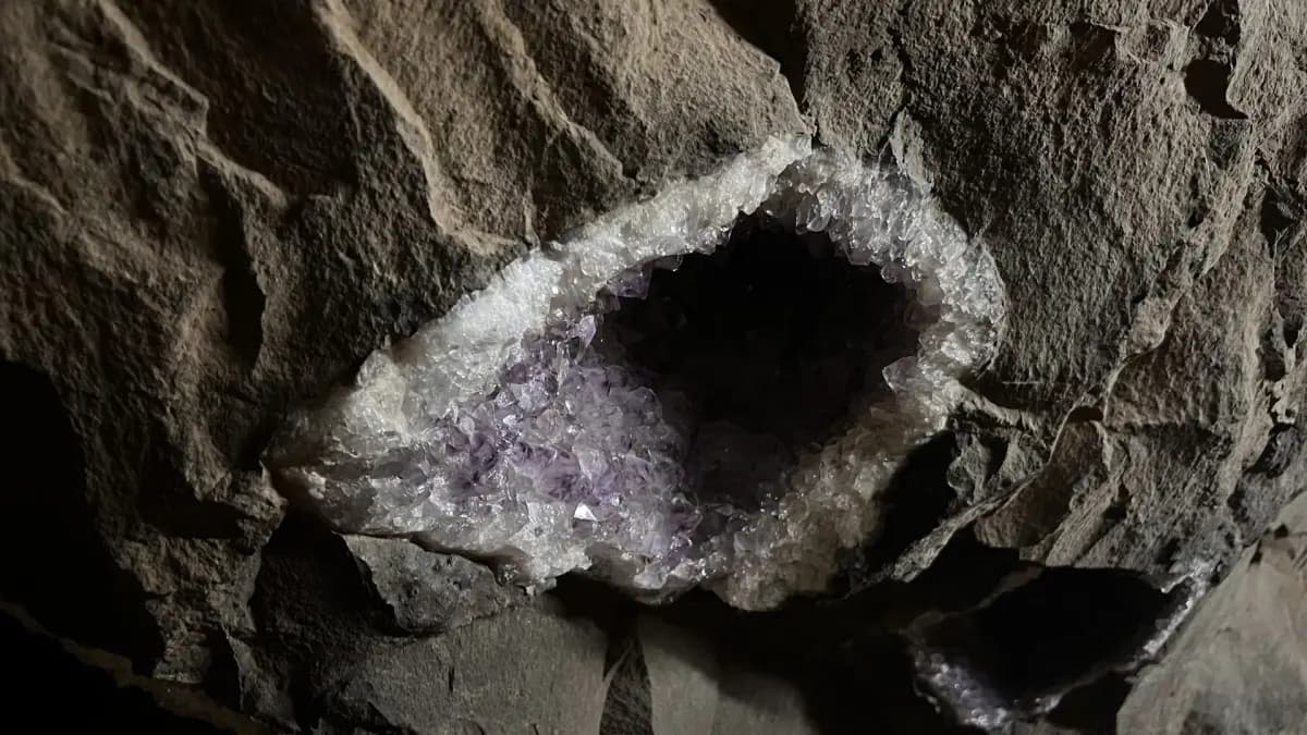 Geoda de ametista incrustada na rocha dos túneis das Minas de Wanda