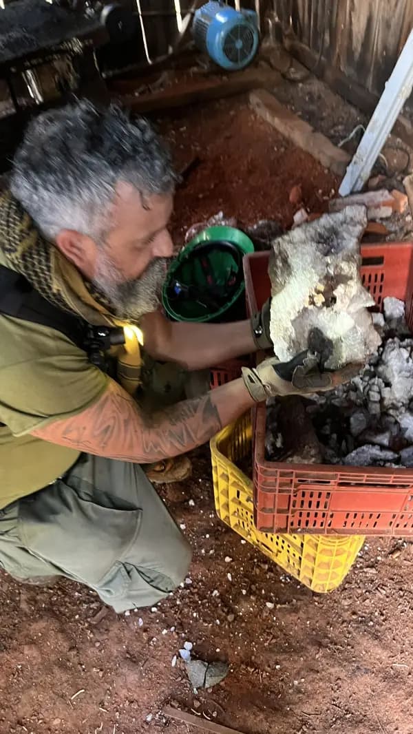 Artesão lapidando pedras semipreciosas nas Minas de Wanda