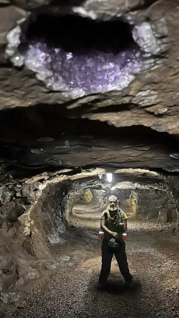 Olho de ametista violeta aberto na parede da mina, em Wanda, Argentina