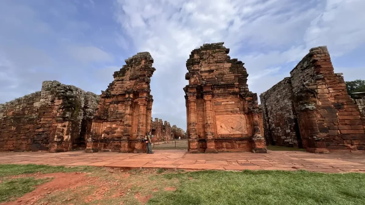 Portadas de arenito vermelho das Ruínas de San Ignacio Miní, na Argentina