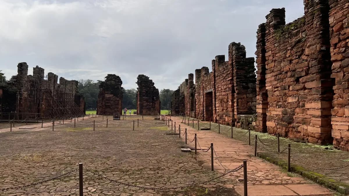 Interior da igreja de arenito da missão jesuítica de San Ignacio Miní em Misiones