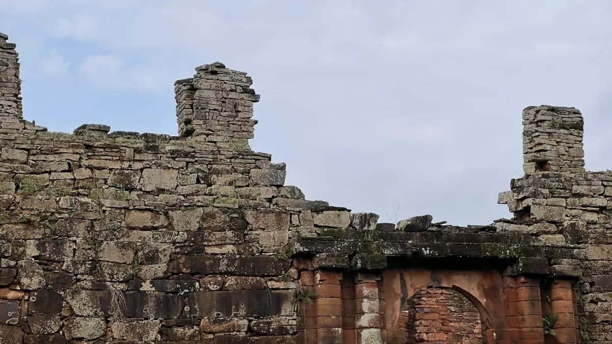 Torre de pedra entre as ruínas de San Ignacio, Argentina