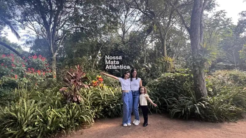 Elizete com as filhas Isabely e Laura nas Cataratas do Iguaçu · operação familiar Passeios Cataratas